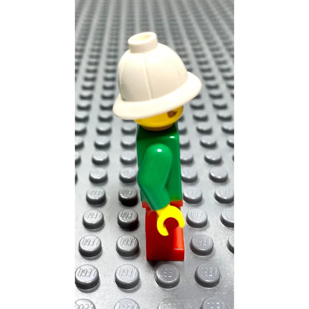 LEGO Minifigure ADV044 Adventurers Jungle Miss Gail Storm White Pith Helmet